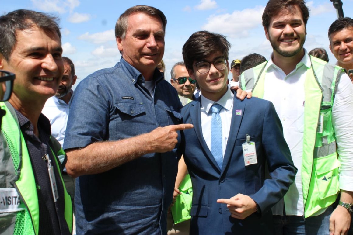Bolsonaro diz a adolescente: parece o presidente