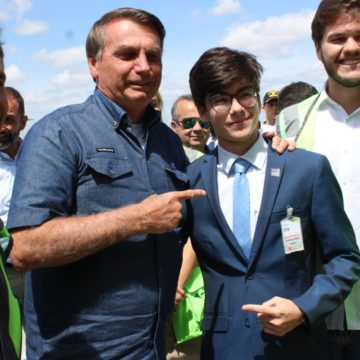 Bolsonaro diz a adolescente: parece o presidente