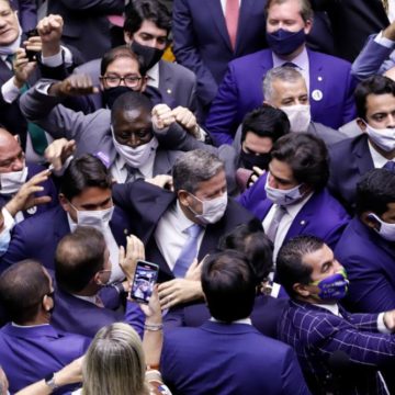 Maia chora, Lira é eleito e Bolsonaro ganha aliado
