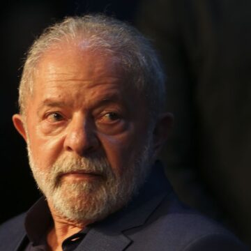 Com pneumonia leve, Lula adia viagem à China