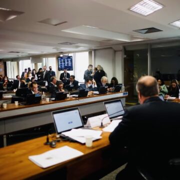 ‘PEC da Transição’ passa na CCJ após dia de negociação