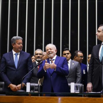 Lula diz que democracia venceu e fala em pacificação do país