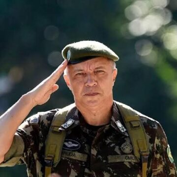 Presidente Lula demite comandante do Exército