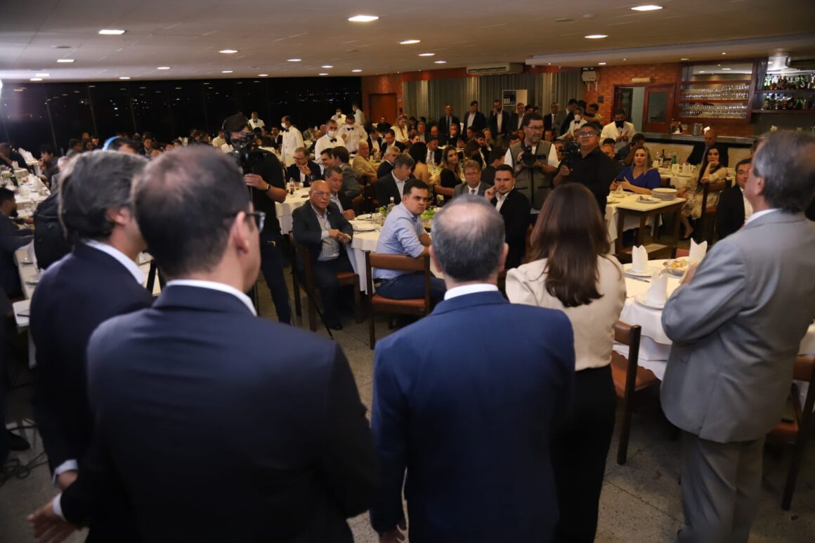 Jantar do PL tem Bolsonaro por vídeo e Michelle presente