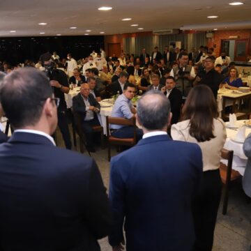 Jantar do PL tem Bolsonaro por vídeo e Michelle presente