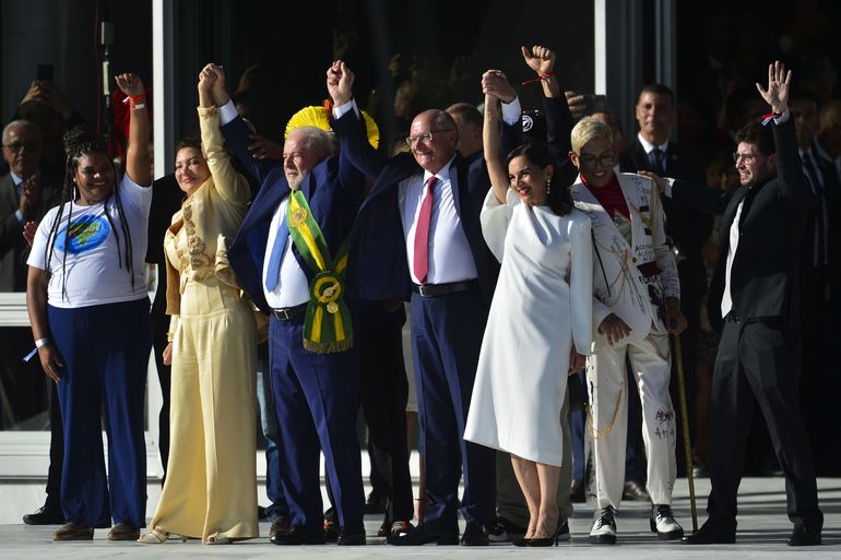 9720E7DE-A849-4F46-8B3F-589AB1150DFF Lula recebe faixa de representantes da população