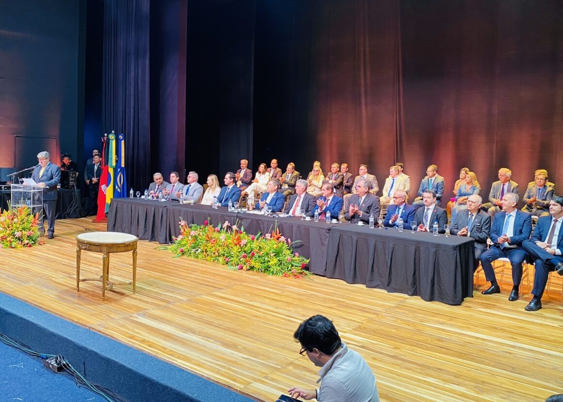 Oposição e governistas levam “falta” na posse de João