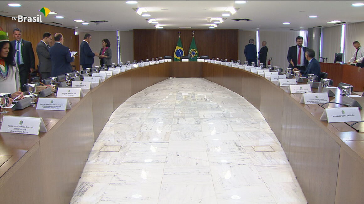 Lula reúne ministros para alinhar o discurso do Governo