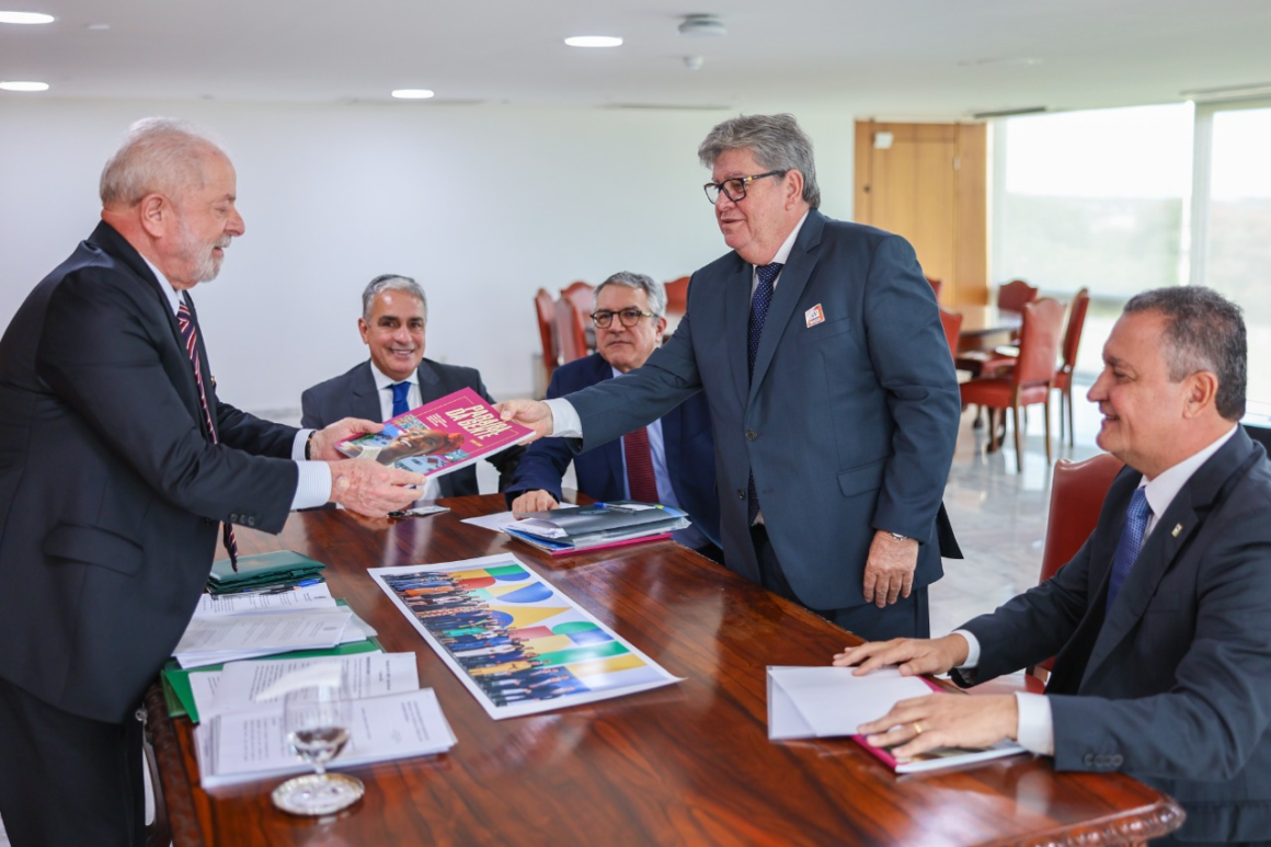 João participa de reunião de Lula com governadores