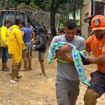 Lula sobrevoa áreas atingidas pelas chuvas em SP