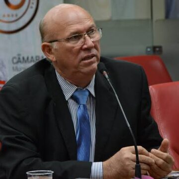 Vereador Luiz Flávio de mala pronta para deixar o PSDB