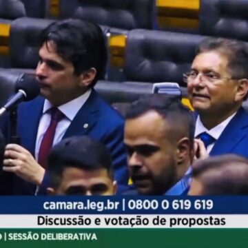 Murilo “apresenta” Galdino no plenário da Câmara