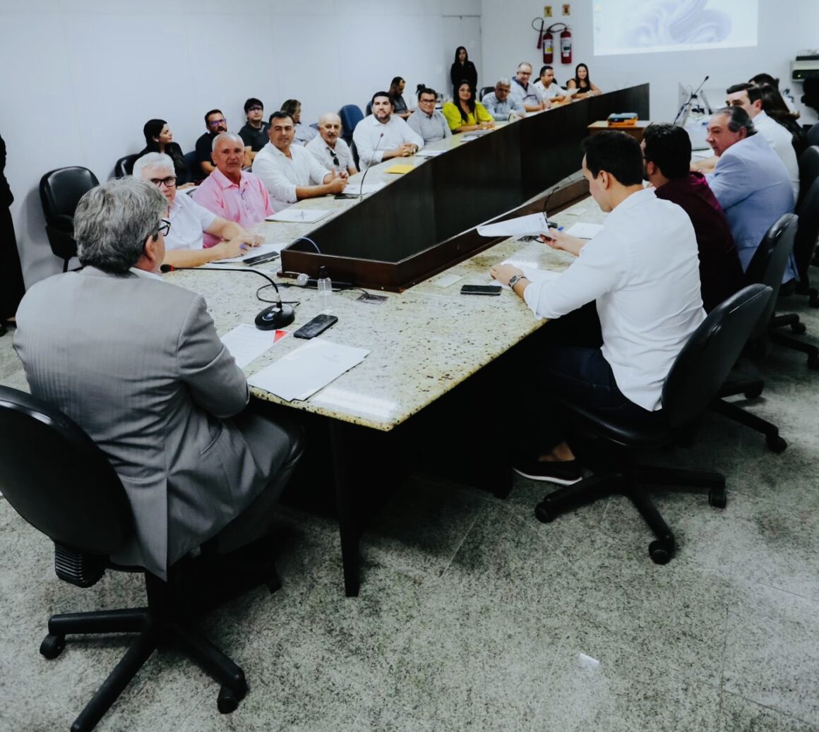 João cumpre promessa e se reúne com prefeitos