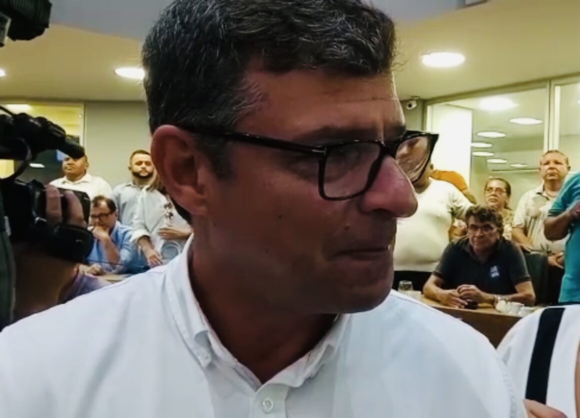 Vitor Hugo na cola para que Efraim apoie Cícero