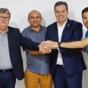 João recebe filiação do prefeito de Junco do Seridó