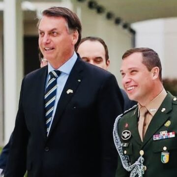PF faz buscas na casa de Bolsonaro e prende ex-ajudante