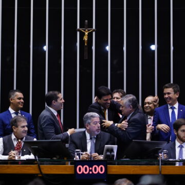 Câmara aprova arcabouço fiscal; 10 paraibanos dizem ’sim’