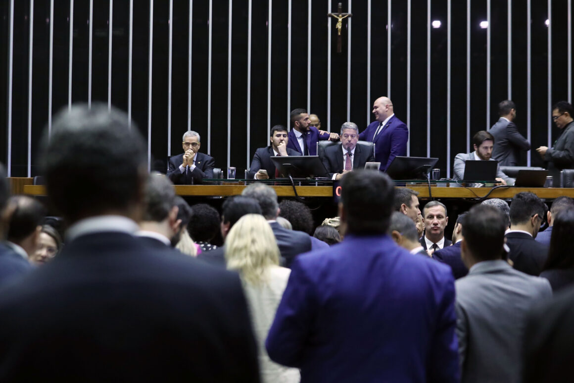 Com boicote, emendas e Lula colado, MP dos Ministérios é aprovada