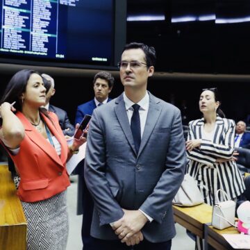 Câmara acata TSE e cassa mandato de Deltan Dallagnol