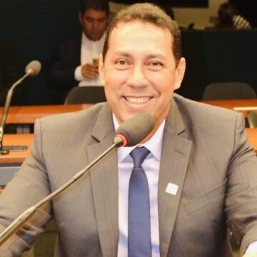 Pós-São João: prefeito corta comissionados e o próprio salário