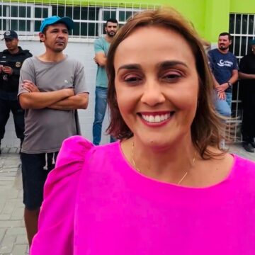 Ana Cláudia critica Romero em reabertura de restaurante