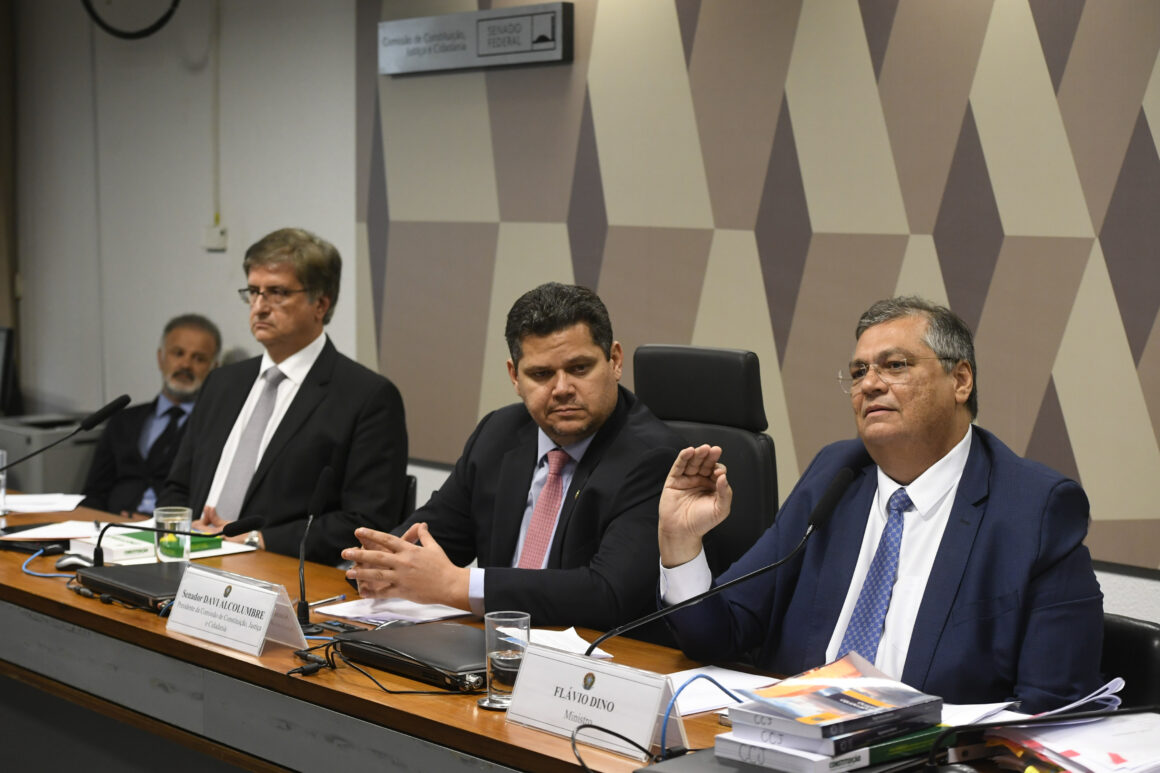 CCJ do Senado aprova indicação de Flávio Dino ao STF