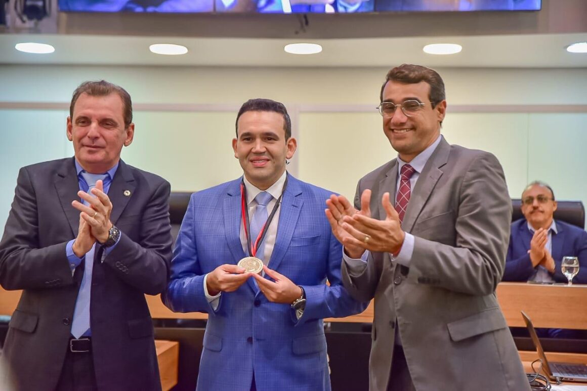 Em sessão prestigiada, Jhony Bezerra recebe título de cidadão da PB