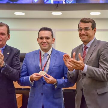 Em sessão prestigiada, Jhony Bezerra recebe título de cidadão da PB
