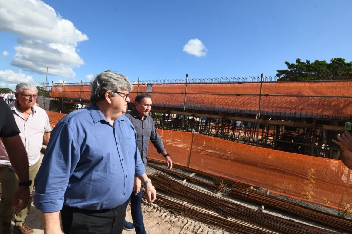 João Azevêdo entrega Ponte do Abacaxi e inspeciona obras