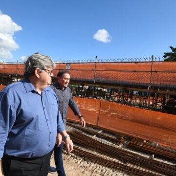 João Azevêdo entrega Ponte do Abacaxi e inspeciona obras