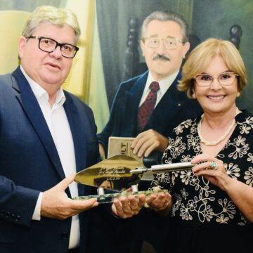 João Azevêdo recebe título de ‘Mestre de Obras’, símbolo de Maranhão