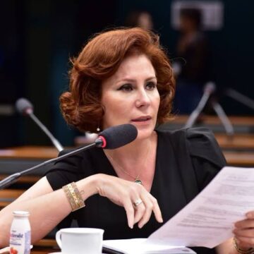 O inglês de “ré” de Carla Zambelli e a desinteligência…
