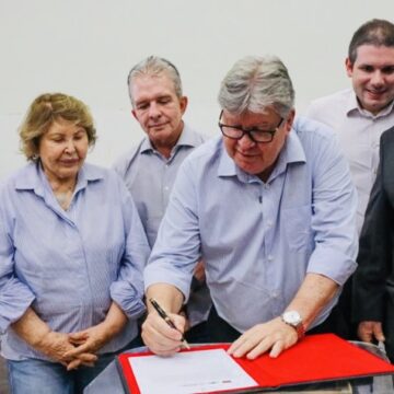 João Azevêdo assina ordem de serviço do Hospital do Sertão