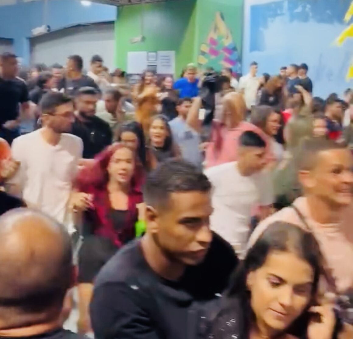 Multidão rompe barreira e invade Parque do Povo