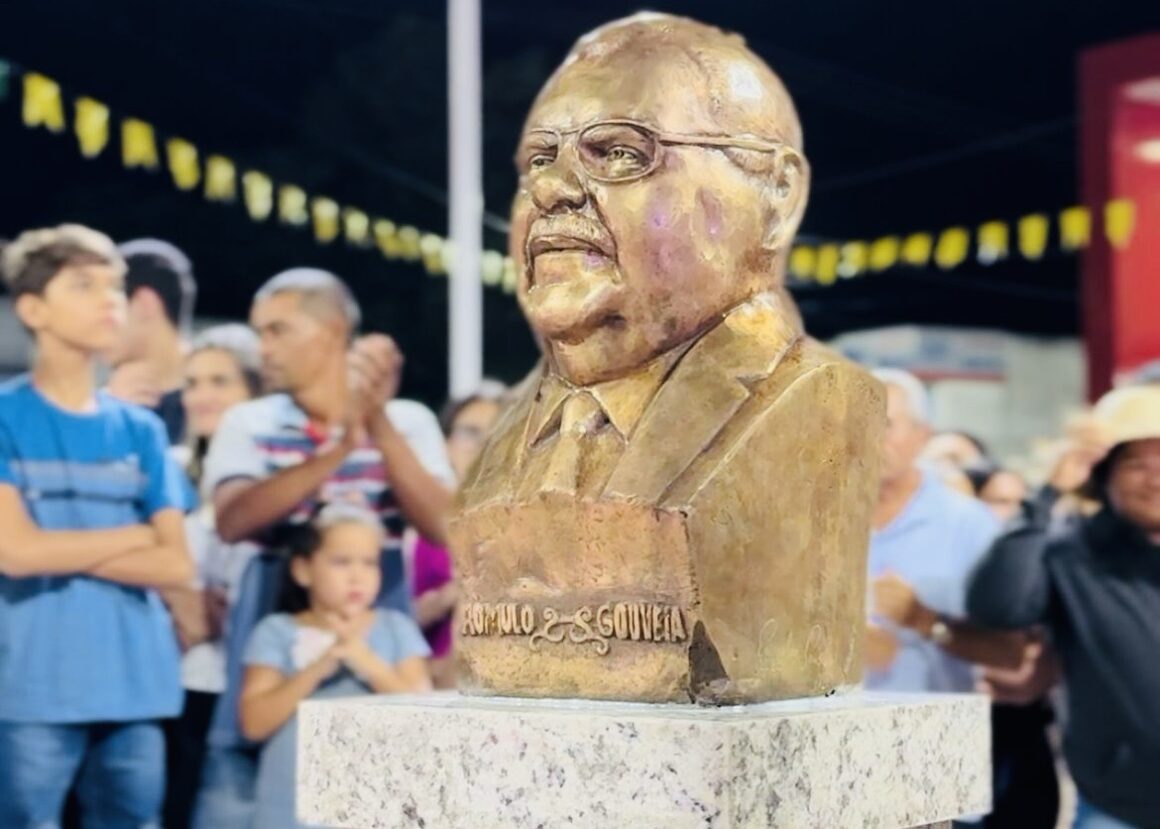 Rômulo Gouveia é homenageado com busto em Riachão