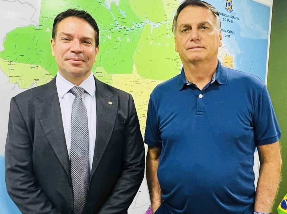 Áudio revela que Bolsonaro discutiu usar cargo para “livrar” filho