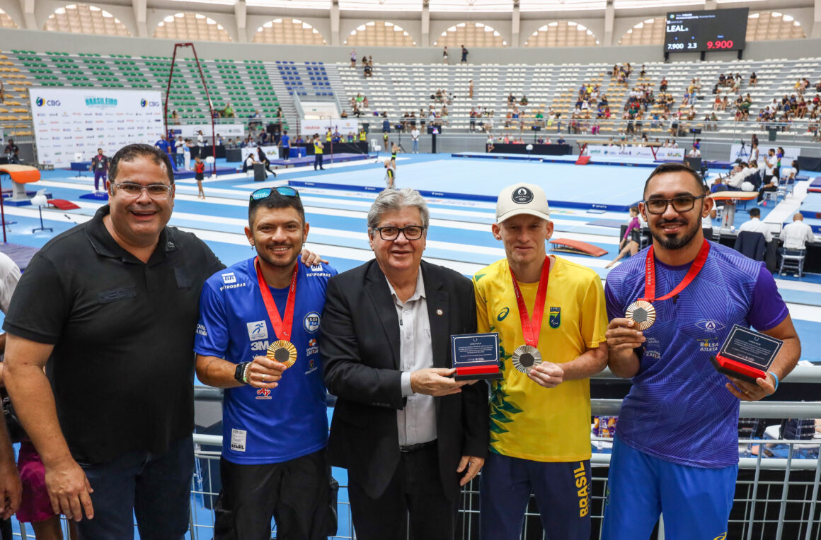 João entrega novo Ronaldão e anuncia Vila Paraolímpica