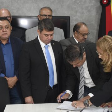 Após saída de Raíssa, Renato toma posse na Câmara de JP