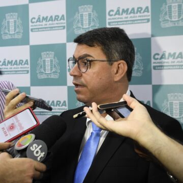 Alvo de operação da PF, Dinho é afastado do mandato