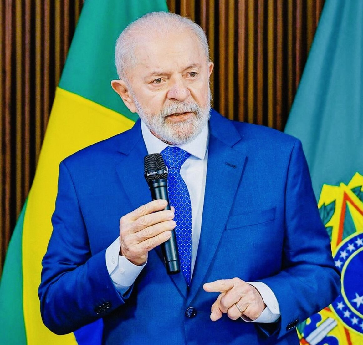 Lula sofre queda e participará da Cúpula do Brics por videoconferência