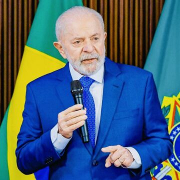 Lula sofre queda e participará da Cúpula do Brics por videoconferência