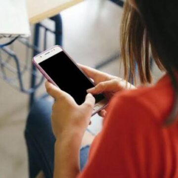 Avança projeto que proíbe uso de celular em escolas