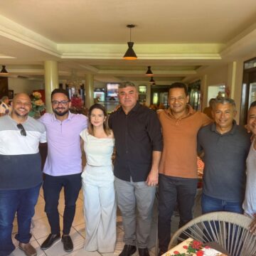 Em reunião com vereadores, Karla reafirma apoio a Daniel Júnior