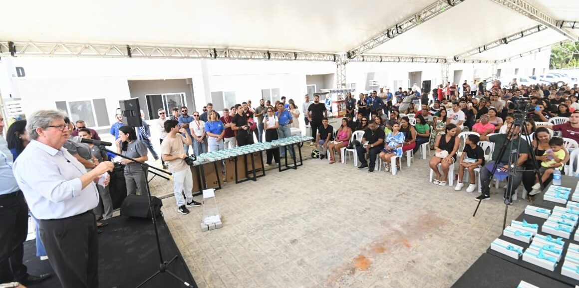 Governador entrega 192 moradias no bairro de Gramame