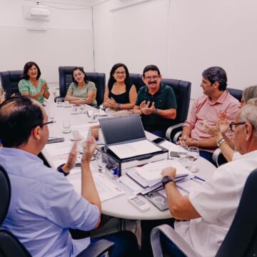 Cícero Lucena concede reajuste de 7,5% ao magistério