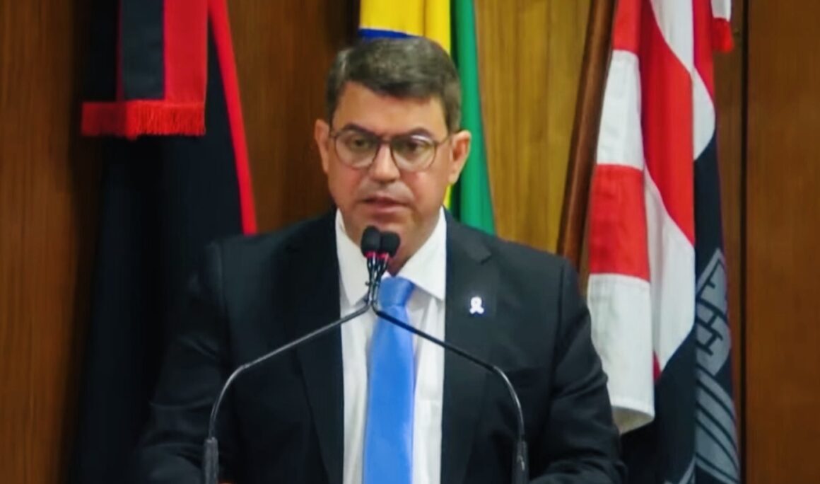 Com 24 votos, Dinho é eleito para comandar a Câmara da Capital