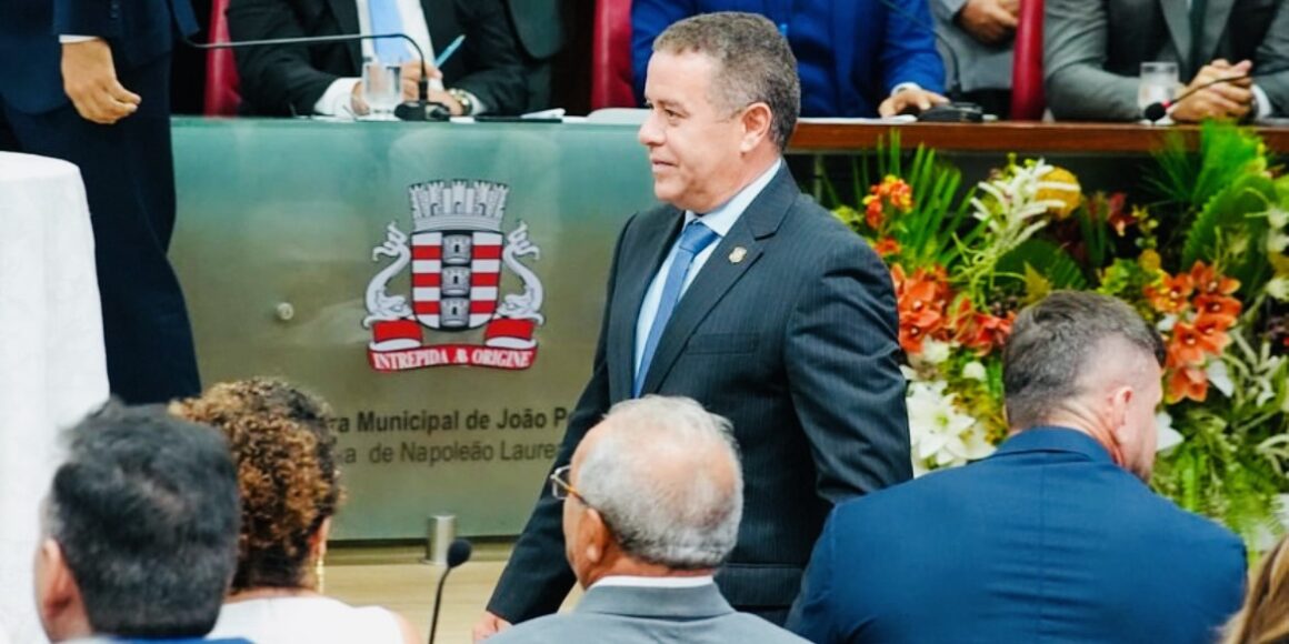 Na reta final, João Almeida perde voto da própria chapa