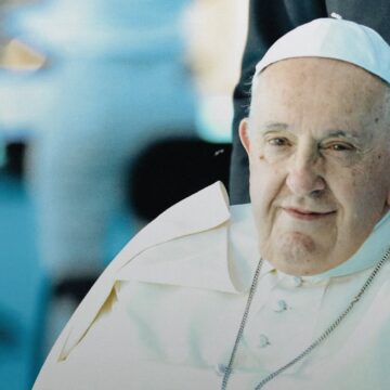 Papa Francisco tem condição crítica, afirma o Vaticano