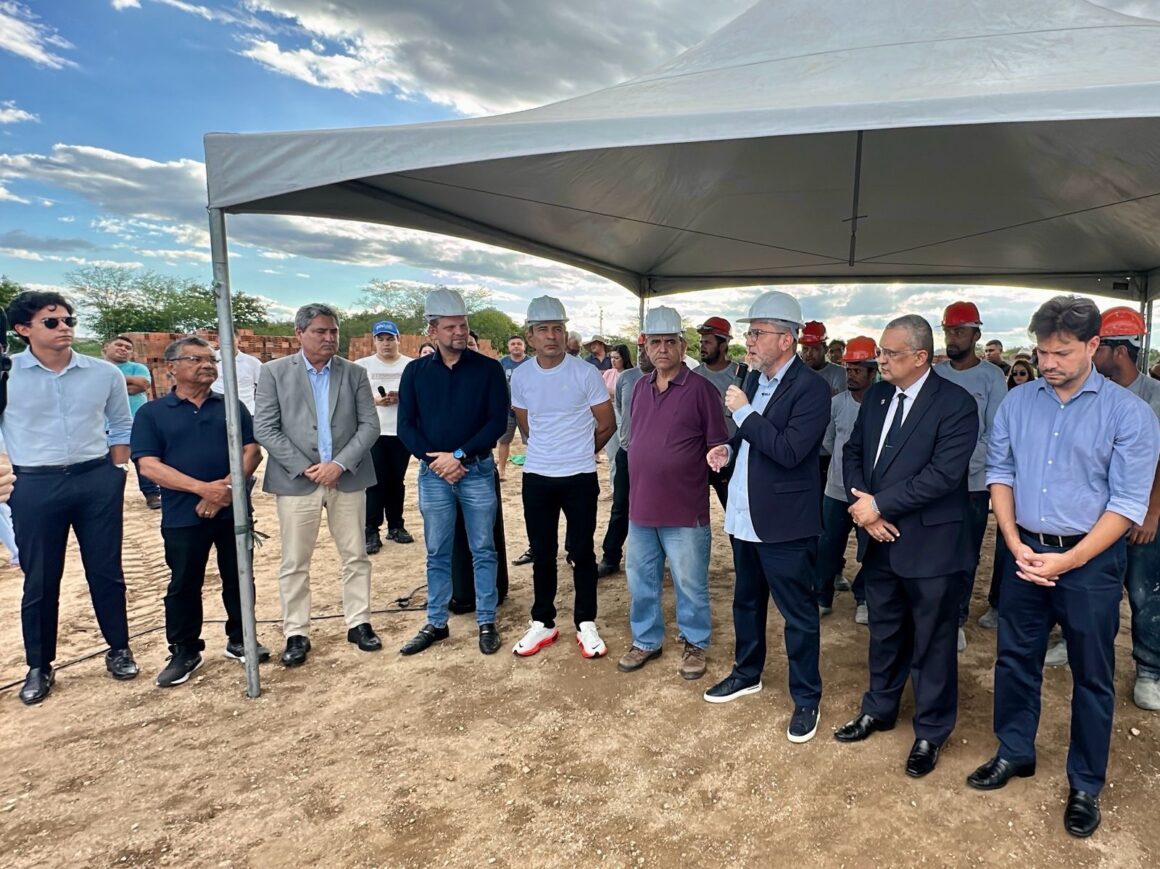 Laureano amplia interiorização de tratamento com obras de Centro em Serra Branca