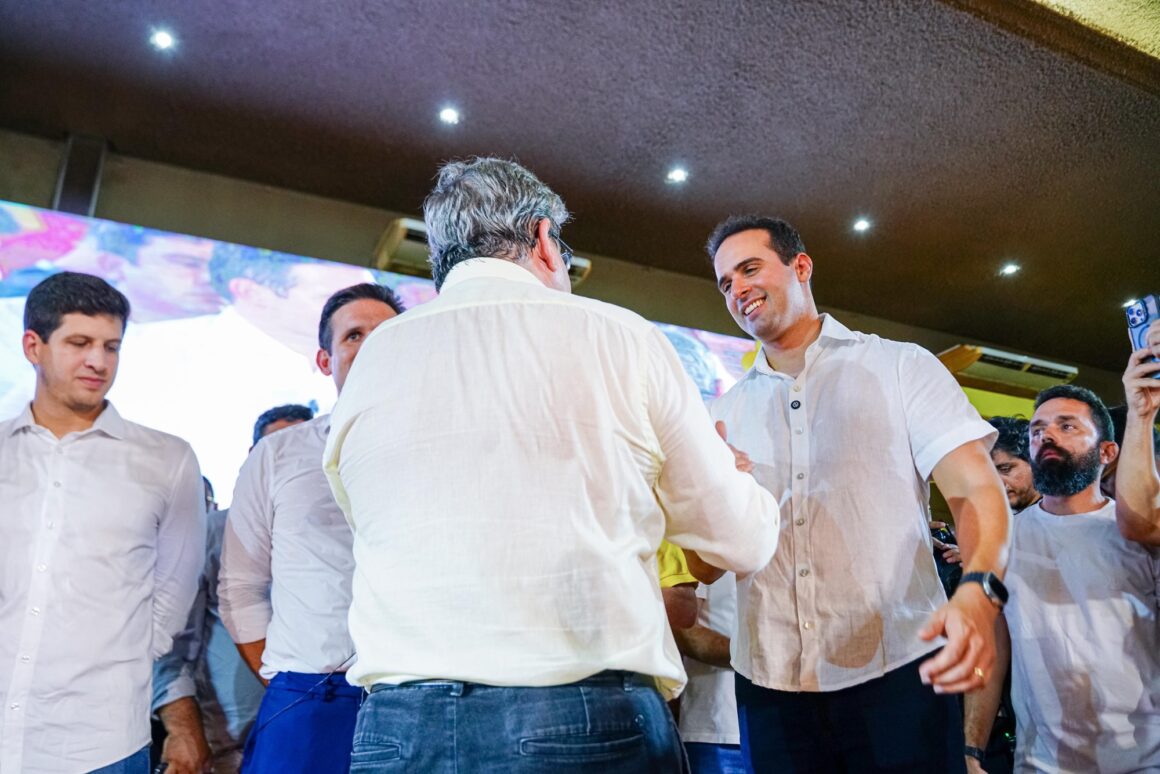 João Azevêdo anuncia licença e Lucas Ribeiro assume governo